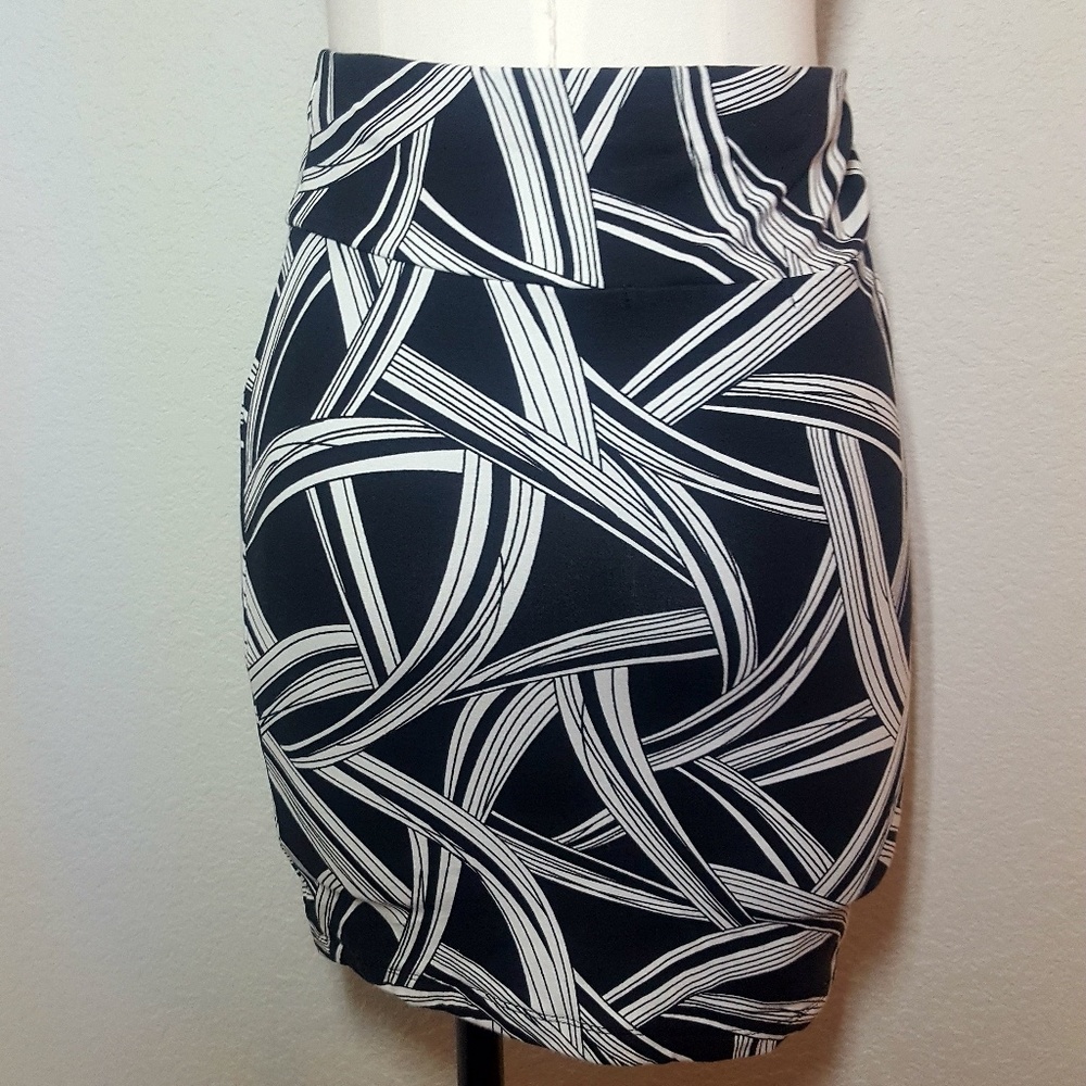 Forever 21 | Black & White Skirt | Large